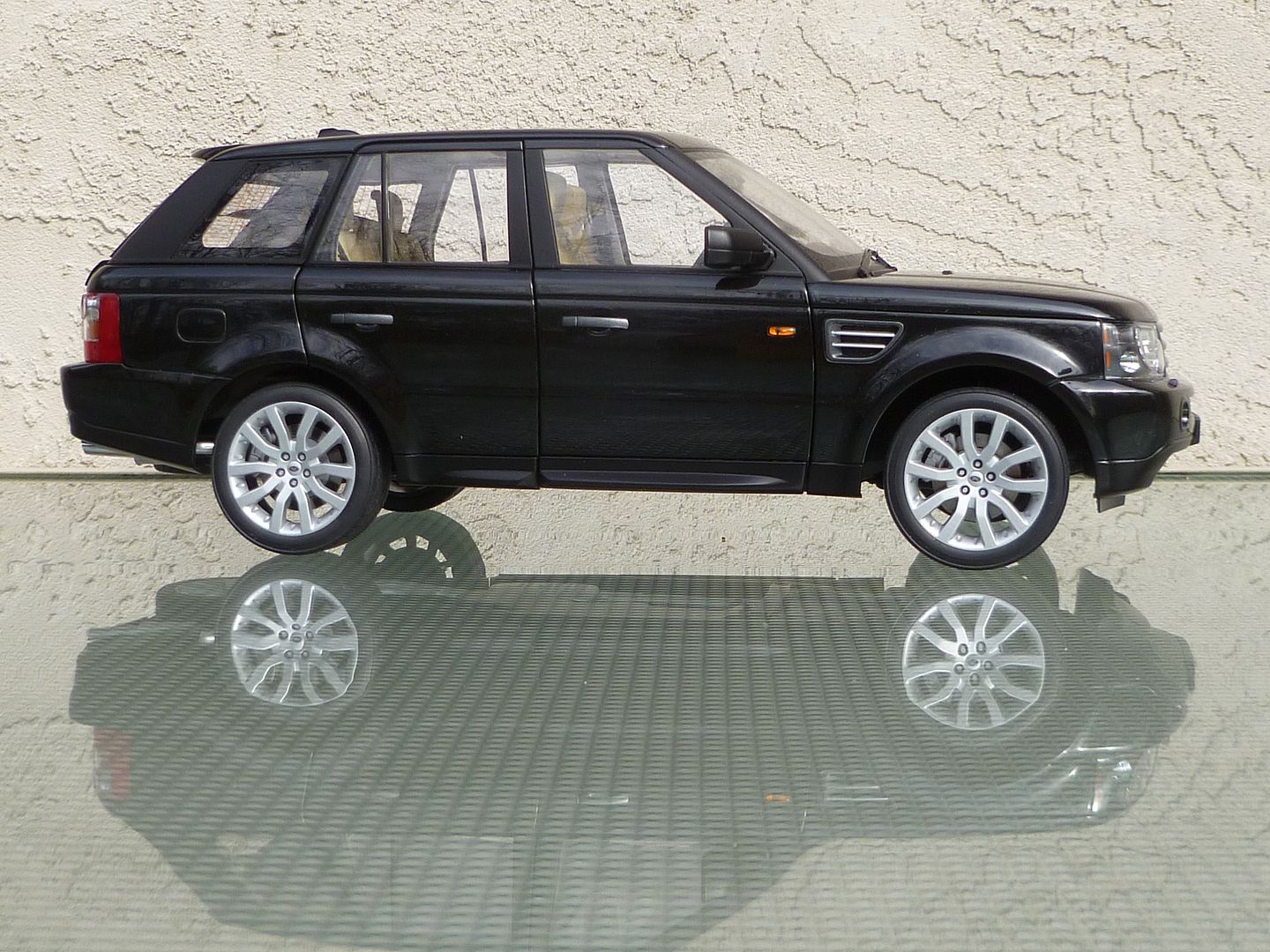 Autoart 1:18 Land Rover - Range Rover Sport - DiecastSociety.com Autoart 1:18 Land Rover - Range Rover Sport - DiecastSociety.com